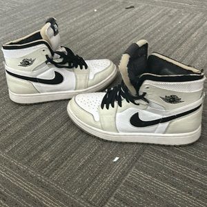 2021
Wmns Air Jordan 1 High Zoom Comfort 'Light Bone'